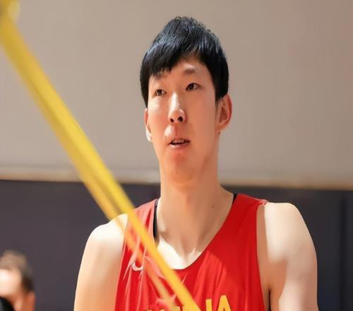 无事一身轻！周琦现场为国安加油网友：不为男篮背锅真开心