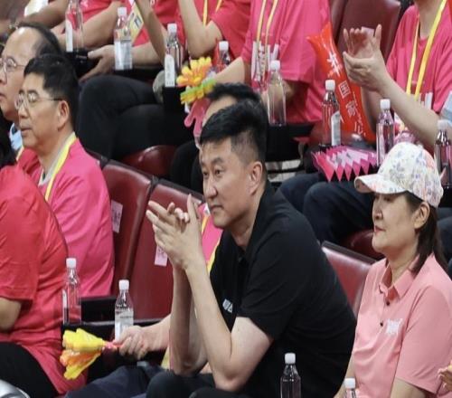 杜锋胡明轩现场观赛！粤BA半决赛深圳队客场大胜广州队