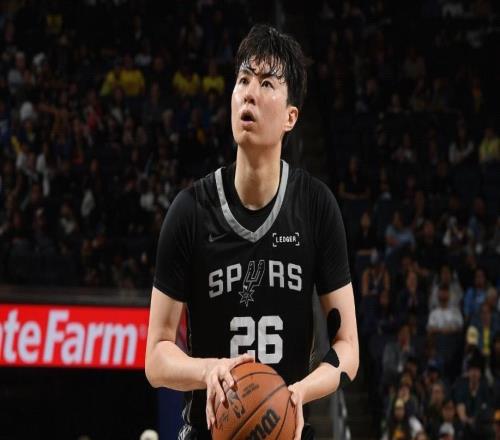 手感不错，李贤重替补登场17分钟11分，马刺替补席最高分