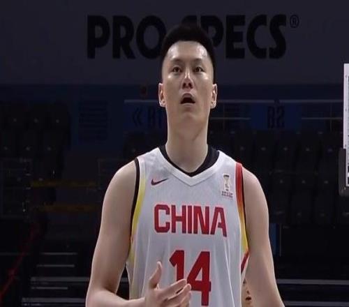 男篮生死战站出来！李弘权关键5分献17+4+4强硬对抗怼翻胡珑贸