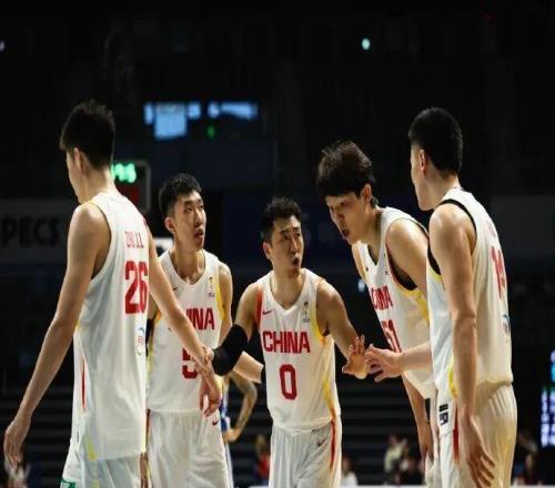 中国男篮92比74战胜中国台北男篮，压哨晋级第二阶段！在6场比赛中，中国男篮暴露出阵容磨合欠佳、防守针对性不足等问题