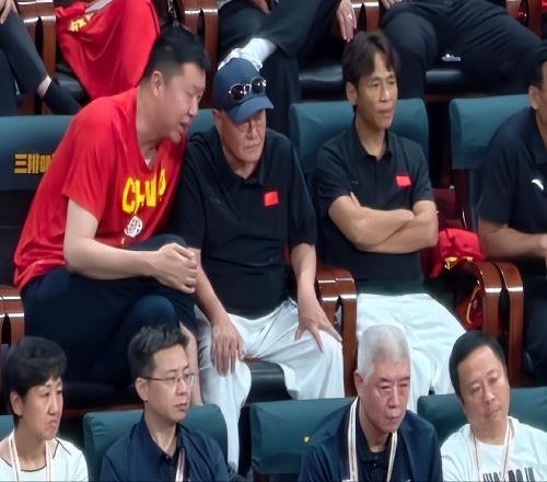 68岁赵本山罕见露面，与王治郅一起看球，见证中国男篮惨败日本