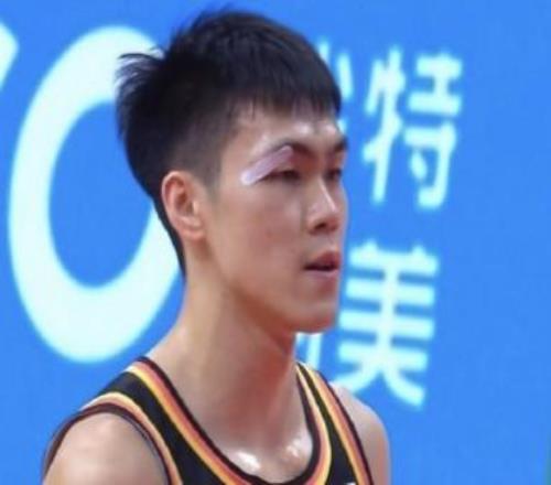 庞峥麟11分首秀炸裂，中国男篮大胜台北搭上12强赛末班车