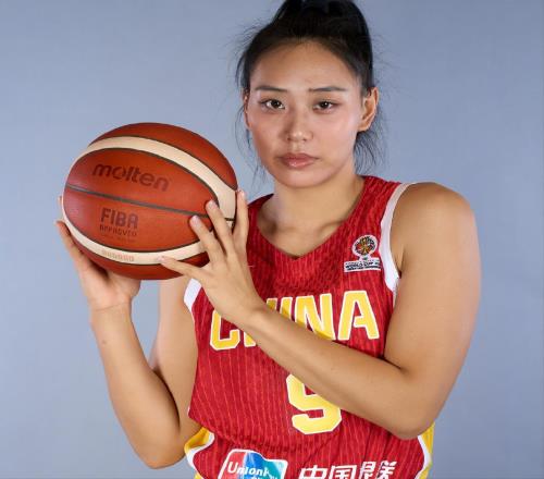 中国女篮2分惜败，张子宇半场7中7，王思雨16分
