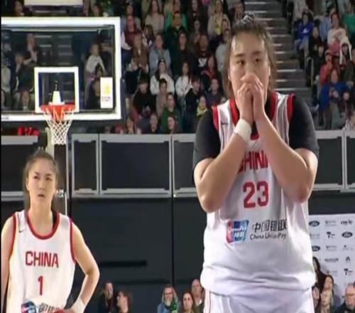 4642！中国女篮半场落后澳大利亚4分！张子宇17分，王思雨5分
