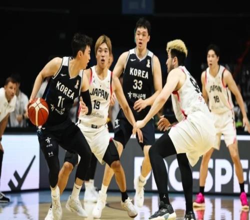 男篮世预赛：韩国2分险胜压哨晋级日本队疑似放水坑惨中国队