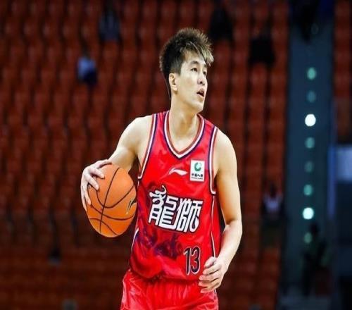 杨毅调侃郭艾伦这岁数随遇而安吧！后者：没打够打腻时候结束挺好