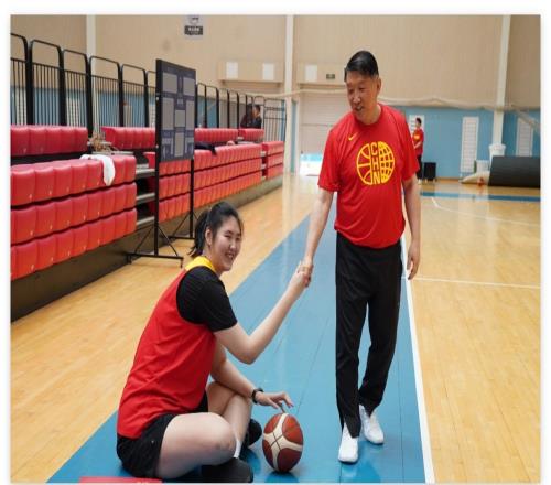 砍28+10+4帽仍被质疑！张子宇3问题难改善这不光是宫鲁鸣的问题