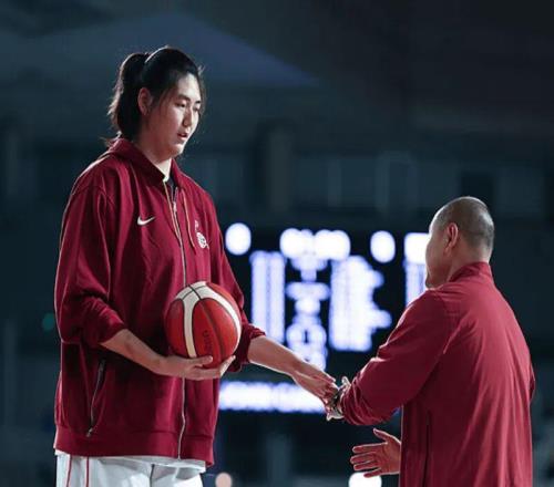 中国女篮2分惜败澳洲！张子宇狂砍28+10+1+4，球迷：李梦张茹回归