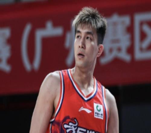 媒体人：广州龙狮将不会续约郭艾伦，但继续为他提供康复费