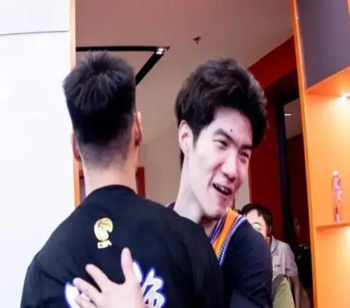 上海与3主力达成续约！张镇麟4年顶薪，李弘权2年C类，小偰3年B类