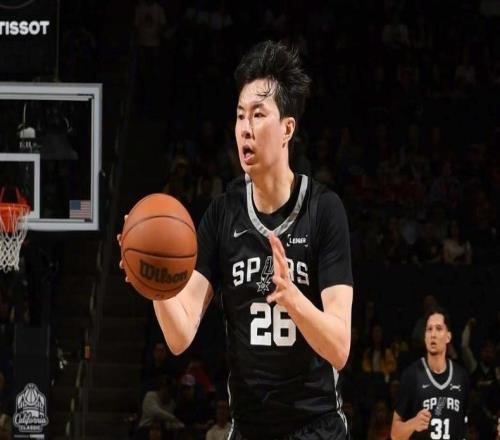NBA夏联：马刺狂输7人上双老鹰27分韩国李贤重4中0吞蛋