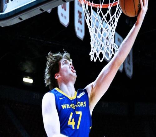 NBA夏联：勇士险遭独行侠24分逆转11号秀21+10+6克赖尔25分