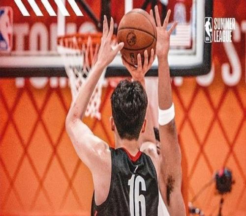 杨瀚森夏联首秀12分9板4助！媒体人：表现出来的东西比国家队要多