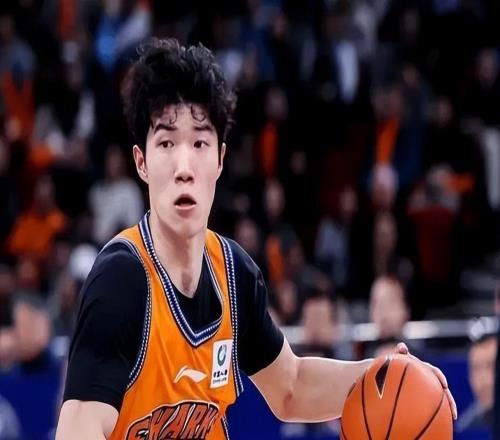他是上海男篮的骄傲，如今在美国刻苦训练，21岁就进国家队大名单