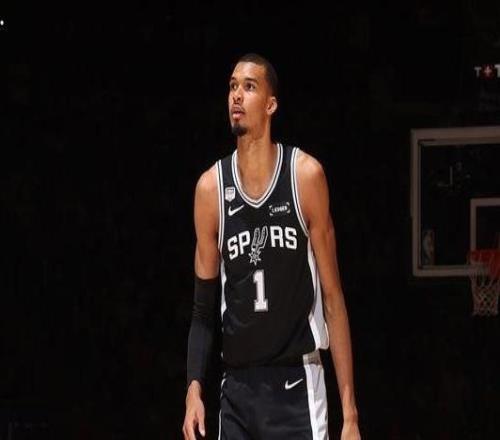 Shams：文班亚马提前与马刺达成5年2.52亿顶薪续约合同
