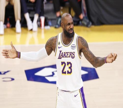 NBA大变天！詹姆斯狂降4900万拿底薪，场均8分悍将凭啥捡64