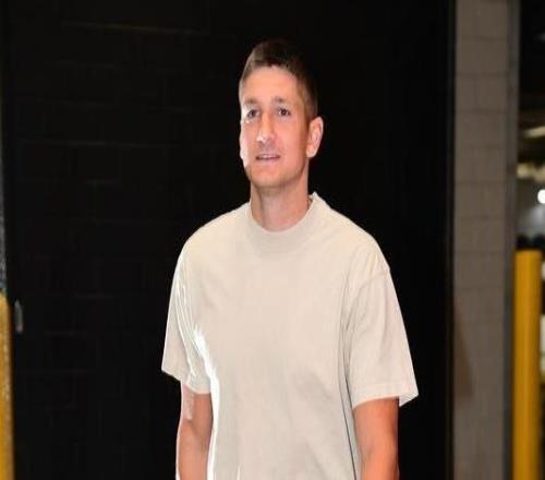 球衣记者：阿伦新赛季在黄蜂将身披8号战袍