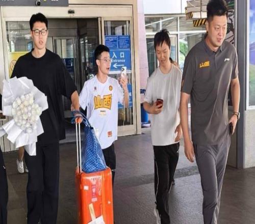 广厦拆家“第一签”：赵嘉仁抵达太原山西男篮球迷热情接机