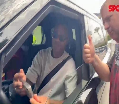 每体：小克鲁伊维特随父亲到甘伯体检，今夏将跟随一线队备战