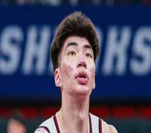前功尽弃曝2米21国手回母队拿顶薪，媒体人：留洋一年意义不大