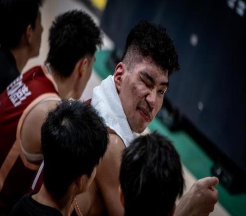 媒体人：余嘉豪出去一年就回来这种留洋没有太大的意义