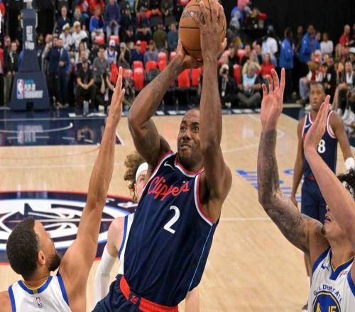 尽管交易陷入僵局，科怀伦纳德仍现身猛龙队NBA夏季联赛现场