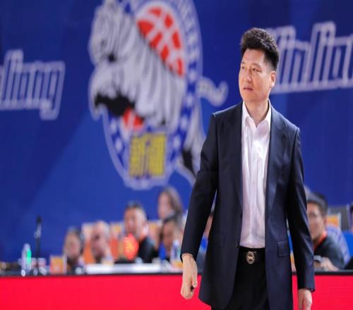 CBA快讯！新疆官宣新主帅，林秉圣无缘留在广厦，青岛续约场均22+16外援