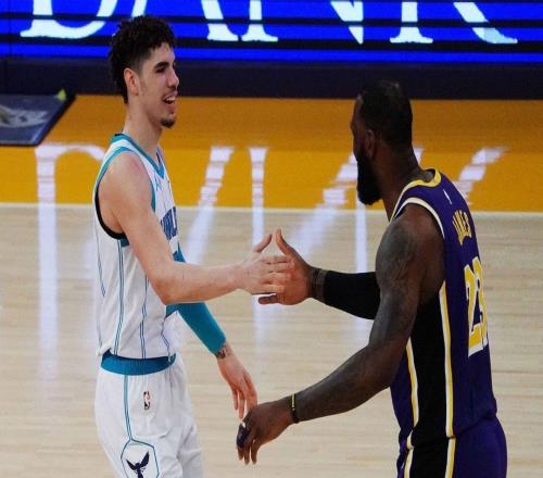 牛，拉梅洛鲍尔被记者问是否帮森林狼招募勒布朗詹姆斯：是啊