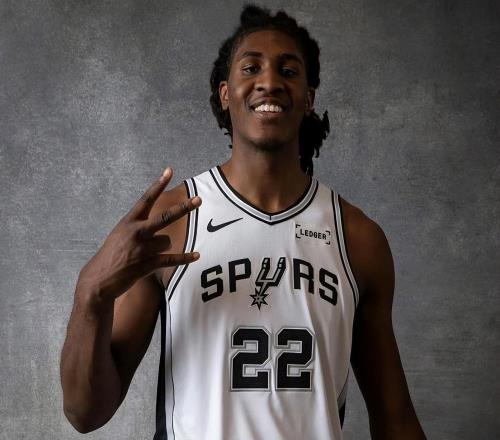 马刺20号秀接受右膝手术，李贤重上演NBA生涯之夜