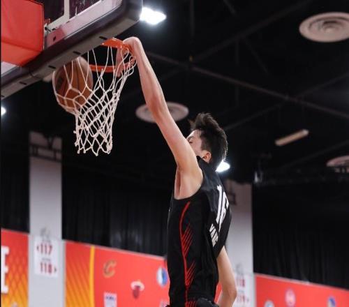 轰9+10+3+2帽！官方统计又黑杨瀚森媒体人：再不进步就要被NBA淘汰