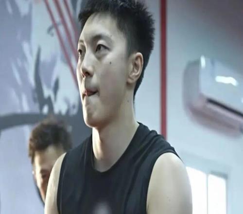 CBA：上海男篮优先续约权给到洛夫顿、古德温，山东男篮一年顶薪续约陶汉林，山东男篮续约高诗岩受阻，胡明轩回归球队开启训练