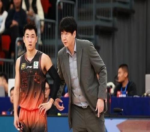 山东男篮与高诗岩续约悬而未决，难怪先留下陈培东，邱彪学聪明了