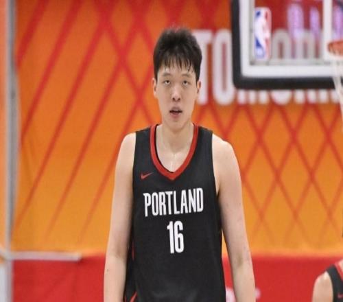 背靠背9分10篮板3助攻！杨瀚森打得随性，结束考察！