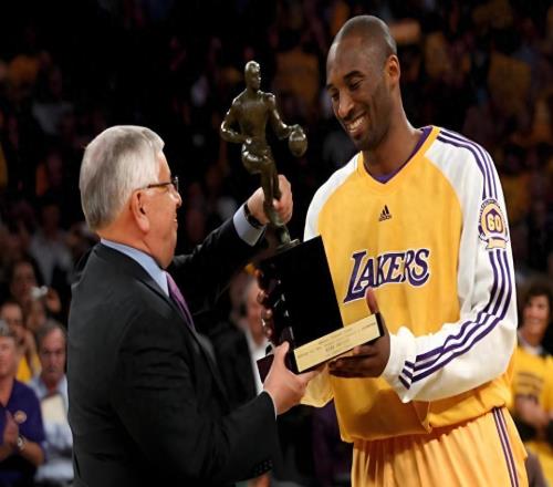 科比生涯只拿到1次mvp，另有4次进入前3，都输给了谁