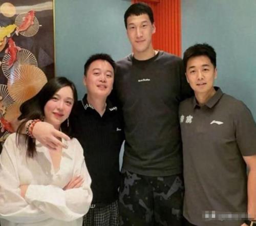 广东队离队第一人！顶级射手顶薪加盟同曦，与新东家老板老总合影露微笑