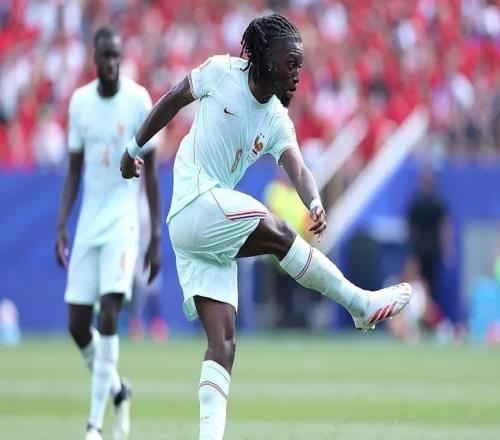 FootballInsider：罗马因财政压力准备接受曼联对科内的报价，球员已同意加盟