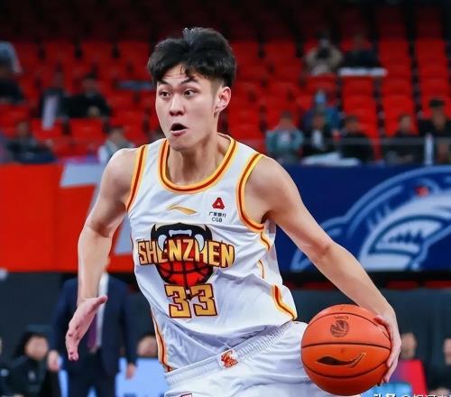 中国男篮最新动态：王浩然请假离队，曾凡博将赴海外疗伤