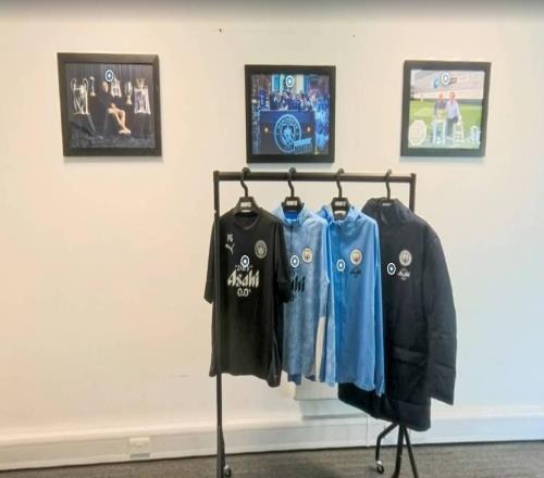 曼城拍卖瓜帅办公室部分用品：哈兰德英超百球用球已达2970镑