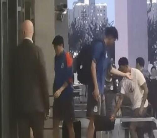 记者：虽然朱辰杰缺席申花赛前最后一练，但他仍随队入住酒店